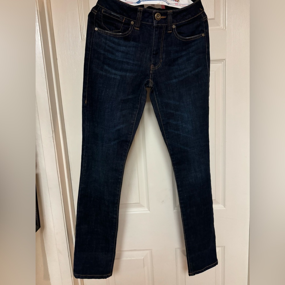 Women’s cabi size 0 jeans NWT. Inseam 30.5”, rise 8.5”.